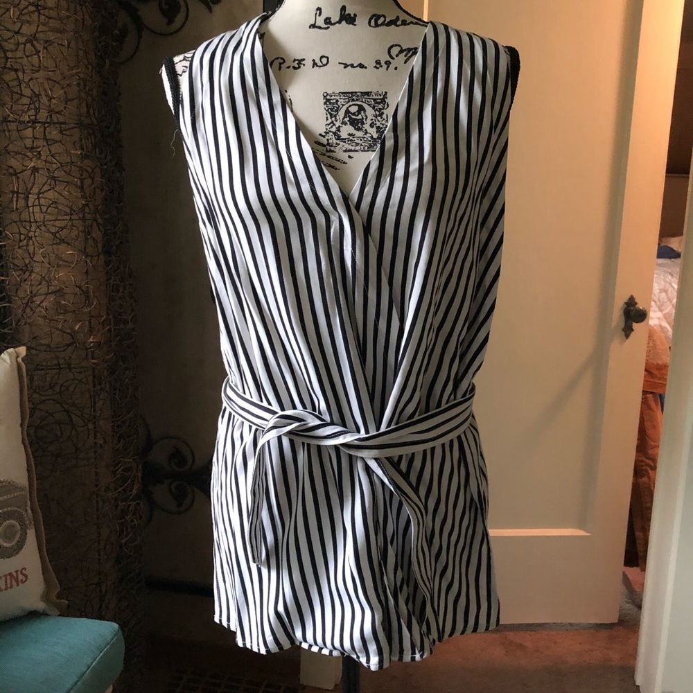 Trouve sleeveless shirt